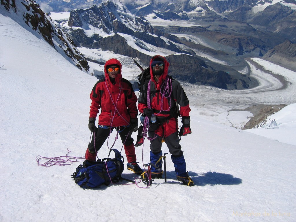 Quique y Trino en el collado de Sattel, detrás el Breithorn y abajo el Glaciar Grenx-Gorner